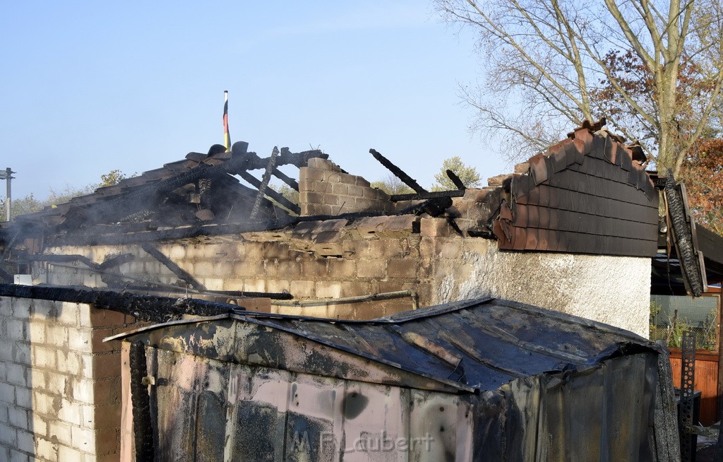 Feuer 1 brannten 3 Lauben Koeln Fuehlingen Kriegerhofstr P084.JPG - Miklos Laubert